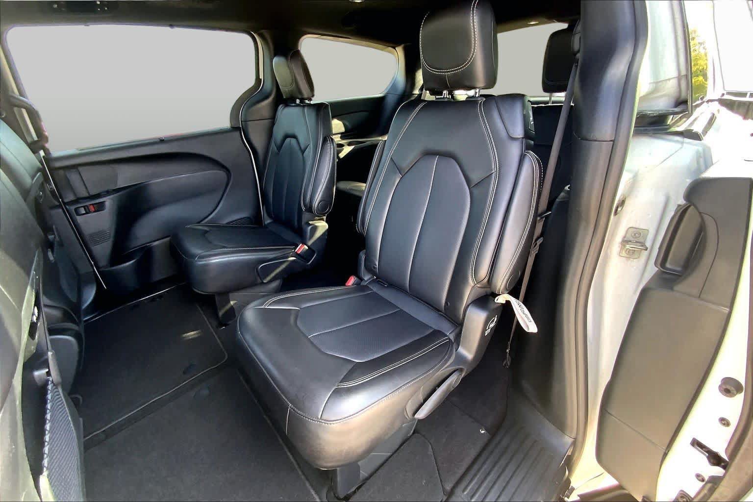 Used 2025 Chrysler Pacifica Select FWD image 20