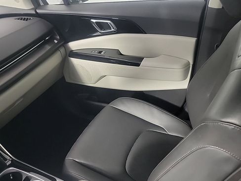 Used 2024 Kia Carnival EX image 24