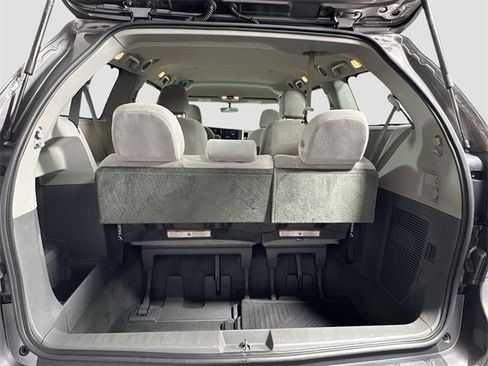 Used 2016 Toyota Sienna LE image 27