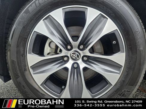 Used 2022 Toyota Highlander XLE AWD/4WD image 35