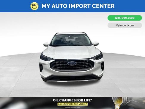 Used 2025 Ford Escape SE FWD image 2