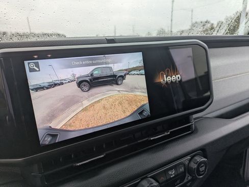 Used 2025 Jeep Gladiator Sport image 21