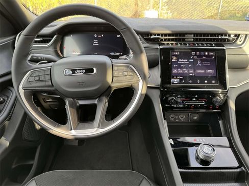 New 2025 Jeep Grand Cherokee Altitude image 17