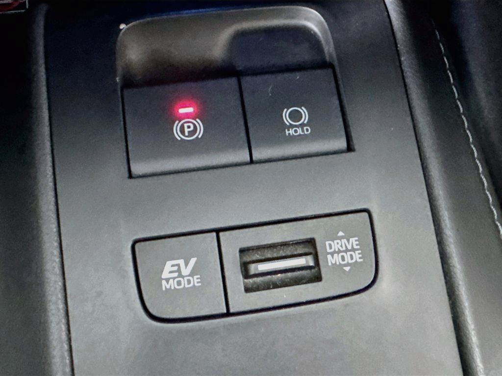 Used 2024 Toyota Venza LE AWD/4WD image 13