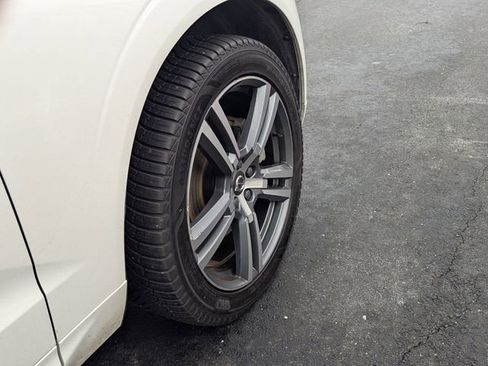 Used 2021 Volvo XC60 T5 Momentum w/ Advanced Package image 28