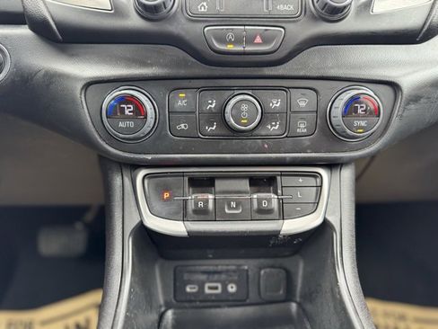 Used 2023 GMC Terrain SLT image 28