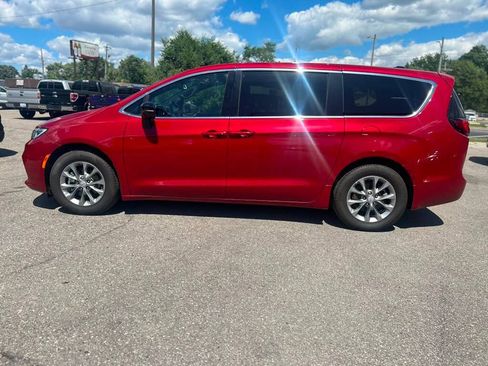 Used 2026 Chrysler Pacifica Limited FWD image 8