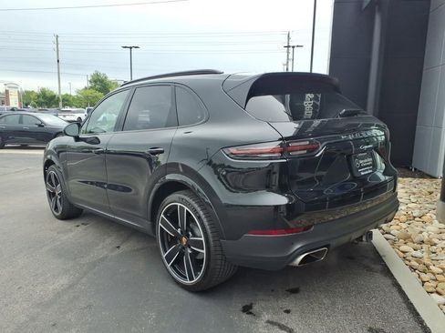 Used 2023 Porsche Cayenne AWD/4WD image 4