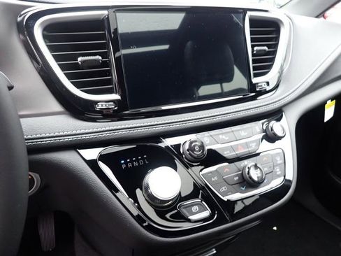 New 2026 Chrysler Pacifica Select AWD/4WD image 19