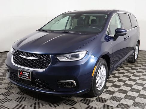 Used 2023 Chrysler Pacifica Touring-L FWD image 9
