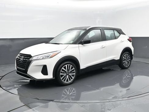 Used 2023 Nissan Kicks SV FWD image 1