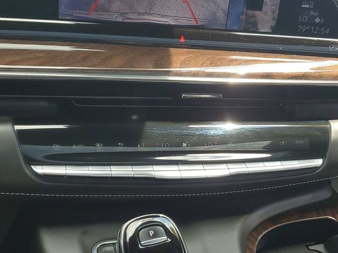 Used 2022 Cadillac Escalade Premium Luxury Platinum AWD/4WD image 31