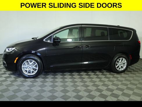 Used 2025 Chrysler Pacifica Select FWD image 5