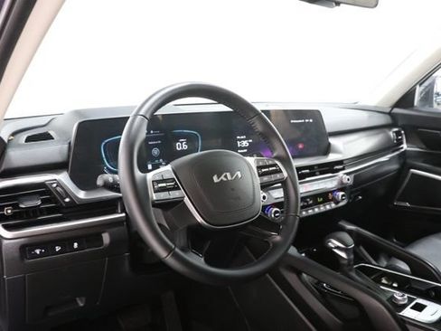 Used 2025 Kia Telluride LX FWD image 11