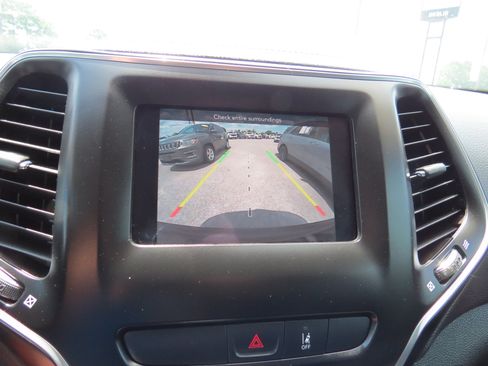 Used 2021 Jeep Cherokee Latitude FWD image 19