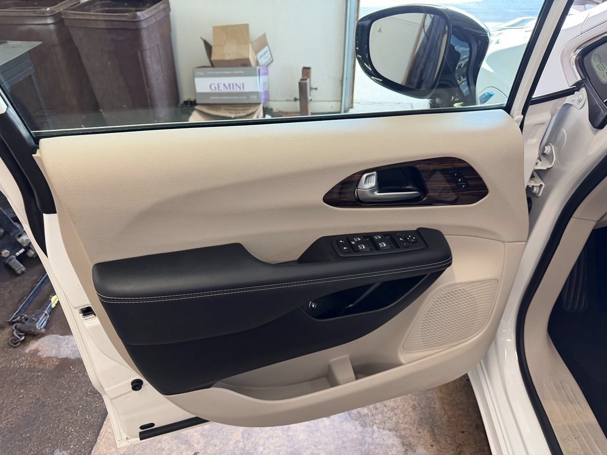 Used 2023 Chrysler Pacifica Limited FWD image 26