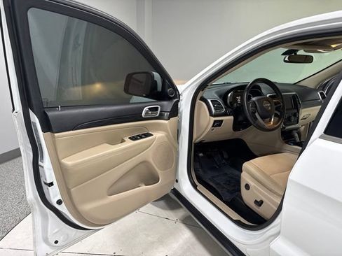 Used 2019 Jeep Grand Cherokee Laredo AWD/4WD image 9