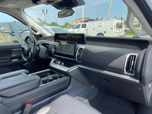 Used 2025 Ford Expedition Platinum AWD/4WD image 19