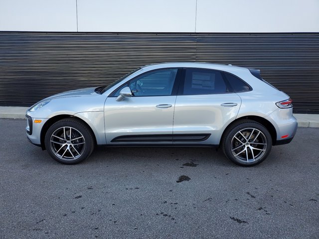 Used 2025 Porsche Macan AWD/4WD image 2