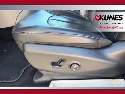 Used 2023 Chrysler Pacifica Touring-L FWD image 13