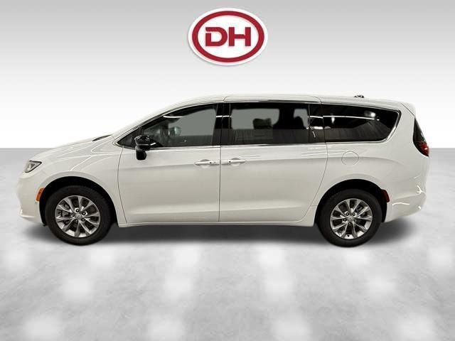 New 2026 Chrysler Pacifica Select AWD/4WD image 11