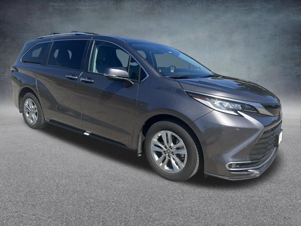 Used 2024 Toyota Sienna Limited FWD image 2