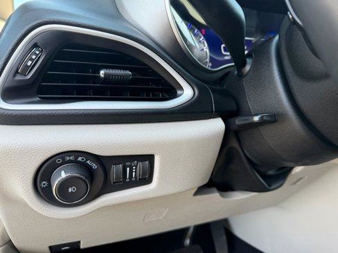 Used 2022 Chrysler Pacifica Touring-L image 25