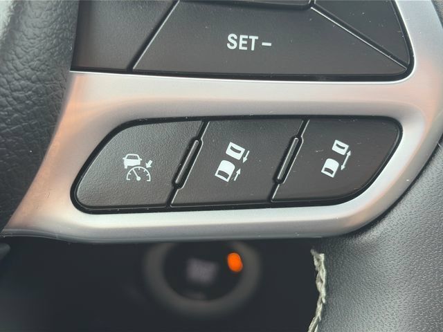 Used 2025 Chrysler Pacifica Select FWD image 47