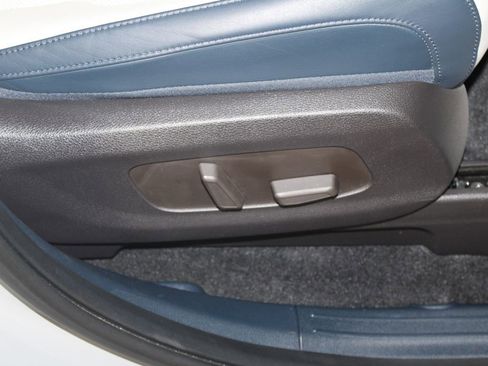 Used 2025 Kia Carnival EX image 31