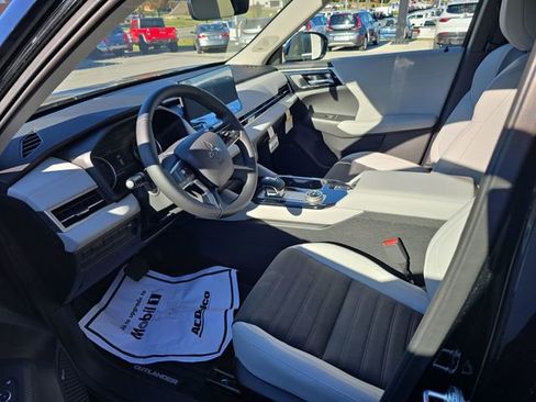 New 2025 Mitsubishi Outlander SE image 13