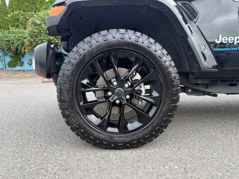 Used 2024 Jeep Wrangler Unlimited Sahara AWD/4WD image 15