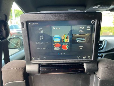 Used 2021 Chrysler Pacifica Touring w/ Uconnect Theater Family Group AWD/4WD image 33