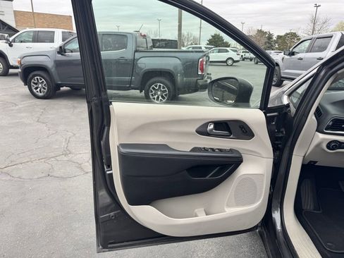 Used 2023 Chrysler Pacifica Touring-L image 6