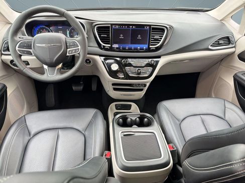 Used 2024 Chrysler Pacifica Touring-L FWD image 27