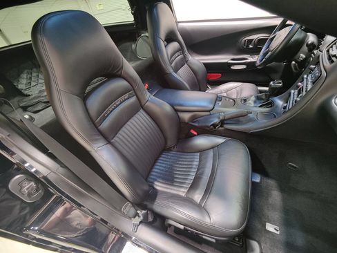 Used 2004 Chevrolet Corvette Coupe w/ Preferred Equipment Group RWD image 13