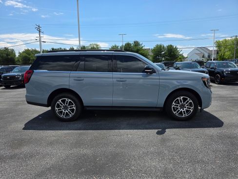 Used 2025 Ford Expedition Active AWD/4WD image 6