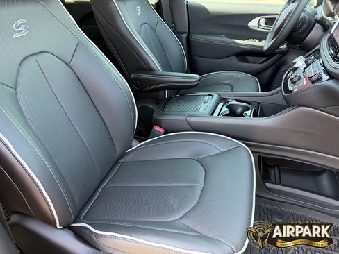 New 2026 Chrysler Pacifica Limited w/ Uconnect Theater Family Group FWD image 12