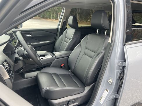 Certified 2025 Nissan Rogue SL w/ Tech Package FWD image 14