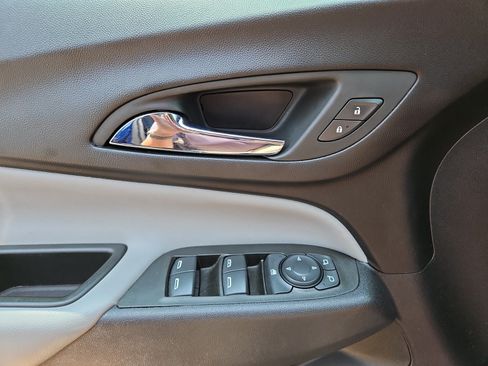 Used 2022 Chevrolet Equinox LS AWD/4WD image 16
