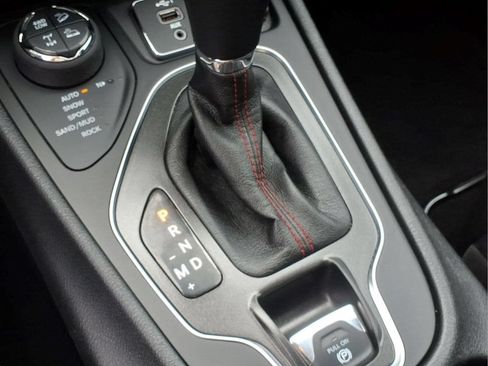 Used 2022 Jeep Cherokee Trailhawk AWD/4WD image 15