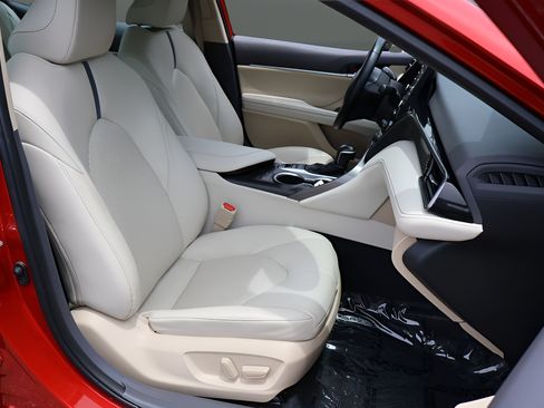 Used 2024 Toyota Camry XLE FWD image 18