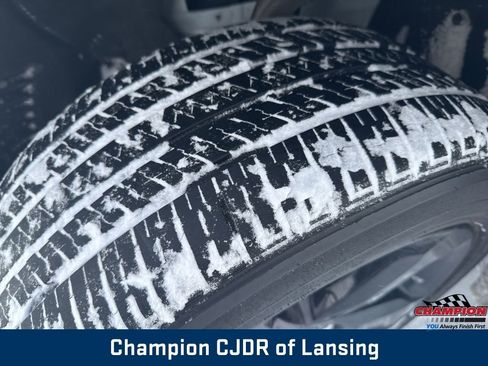 Used 2023 Jeep Grand Cherokee L Laredo image 13