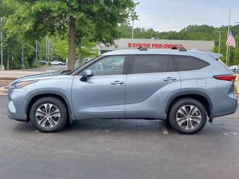 Used 2022 Toyota Highlander XLE AWD/4WD image 10