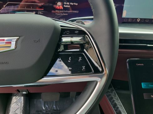 Used 2025 Cadillac Escalade ESV Premium Luxury w/ Touring Package image 33