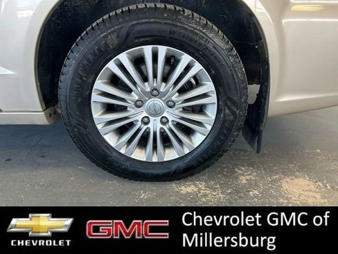 Used 2015 Chrysler Town & Country Touring-L w/ Driver Convenience Group image 8