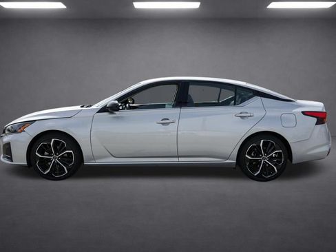 Used 2024 Nissan Altima 2.5 SR FWD image 8