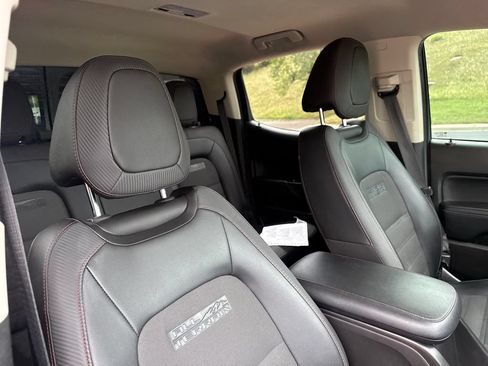 Used 2015 GMC Canyon SLE w/ All-Terrain Package AWD/4WD image 31