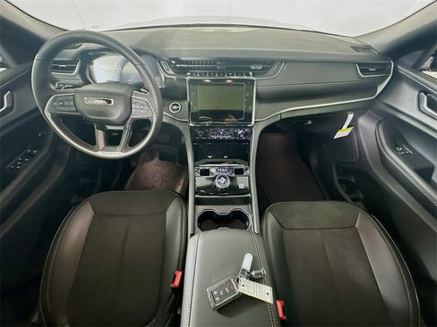 New 2025 Jeep Grand Cherokee Altitude image 9