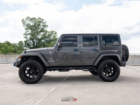 Used 2017 Jeep Wrangler Unlimited Sahara w/ Connectivity Group AWD/4WD image 4