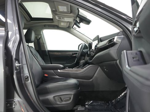 Used 2024 Toyota Highlander Limited AWD/4WD image 11